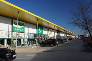 Supermarkety ako aj nákupné centrum